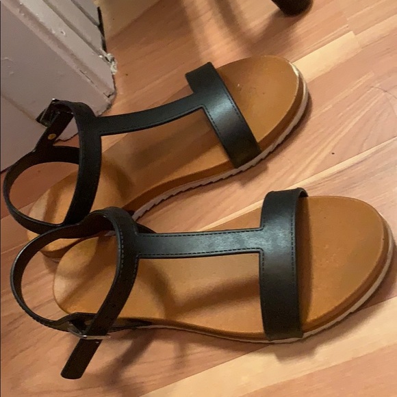 Size 8 used sandals - Picture 2 of 3